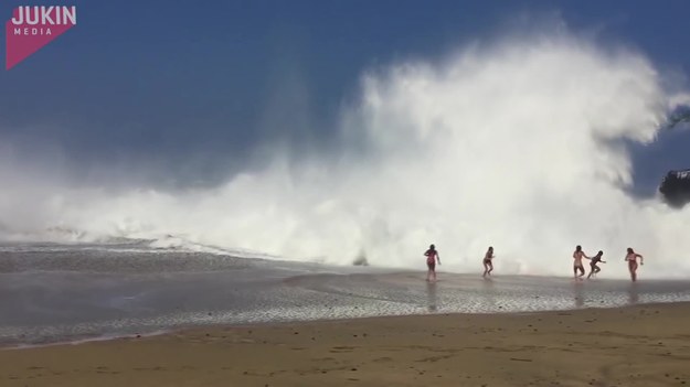 Gigantyczne fale rozbijały się o skały przy plaży na wyspie Kauai w archipelagu Hawajów. Plażowicze w pierwszej chwili byli przerażeni, ale potem witali je z coraz większą radością.