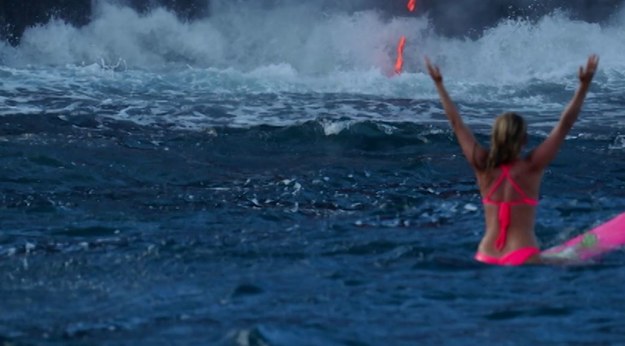 Alison Teal to pierwsza kobieta, która surfowała u stóp aktywnego wulkanu, z którego cały czas wypływała lawa. Wszystko to działo się przy Kīlauea – czynnym wulkanie leżącym w archipelagu Hawajów. „To było bardzo ekscytujące, ale też przerażające. Wszystko mogło się zdarzyć. (…) Przerażające sceny zmieniły się w najbardziej majestatyczne momenty mojego życia” – mówiła potem Alison.