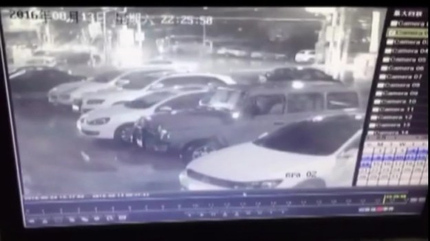 Oto wideo nakręcone w Wenzhou, w prowincji Zhejiang, w Chinach. Widać na nim jeepa, który rusza prosto na sklep. W samochodzie nie było kierowcy. Nie było też zaciągniętego hamulca ręcznego. Auto spowodowało wiele szkód. Według lokalnych raportów, właściciel sklepu zadzwonił na policję, ale kierowcy nie udało mu się znaleźć.