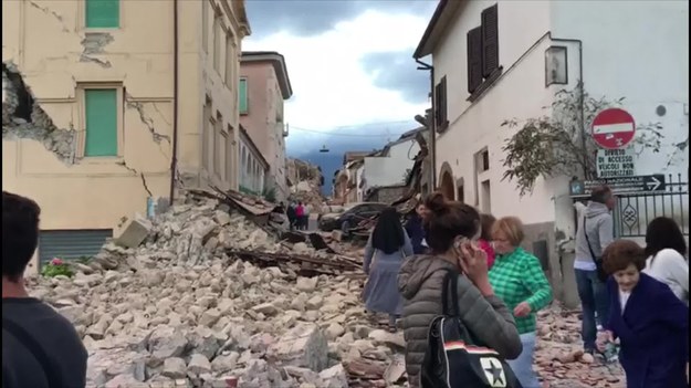 W środkowej części Włoch zatrzęsła się ziemia. Wstrząs o sile 6,2 stopnia w skali Richtera nawiedził po godzinie 3:30 w nocy okolice Perugii. Potem w tym samym rejonie nastąpiły dwa kolejne wstrząsy - o sile 4,6 oraz 5,5 stopnia Richtera. Włoskie media informują o rosnącej liczbie ofiar.