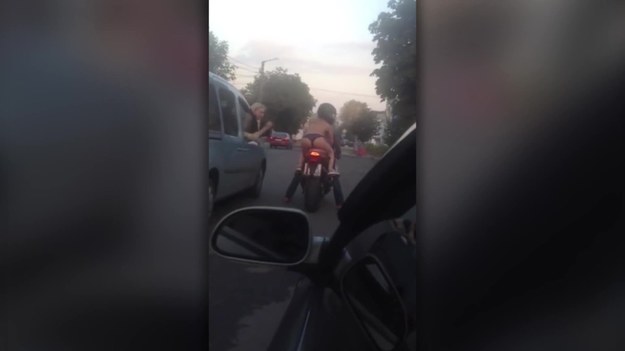 Towarzyszka pewnego motocyklisty spowodowała niezłe zamieszanie na drodze. Na głowie miała kas, a na sobie... jedynie koronkowe majteczki. Wielu kierowców musiało się ż zatrzymać :) Cóż... dziewczyna nie wydaje się być nieśmiała...