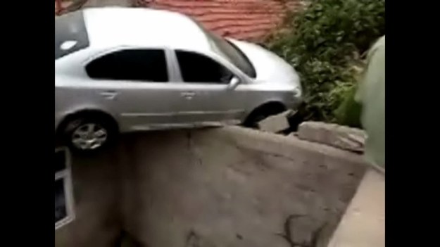 Ten kierowca rozwinął zbyt dużą prędkość jadąc z góry i... wylądował na dachu pobliskiego domu. Do zdarzenia doszło w Qingdao, w prowincji Shandong, w Chinach. Nikt nie został ranny.
