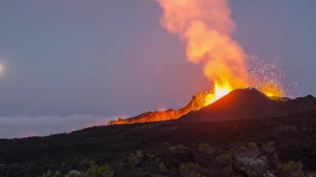 Niesamowity timelapse z wybuchu wulkanu Piton de la Fournaise na wyspie Reunion. Wulkan ten jest jednym z najbardziej aktywnych na świecie. Ostatnia jego erupcja miała miejsce 11 września 2016 roku.