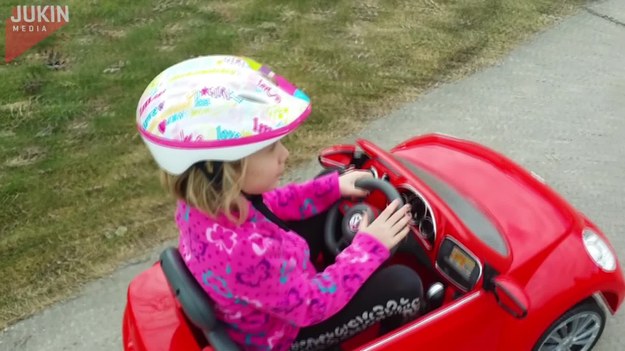 Ta dziewczynka jeździła swoim zabawkowym samochodzikiem, gdy tatuś poprosił ją, by pokazała mu, jak mama prowadzi auto. Cóż... chyba nie o to mu chodziło :)