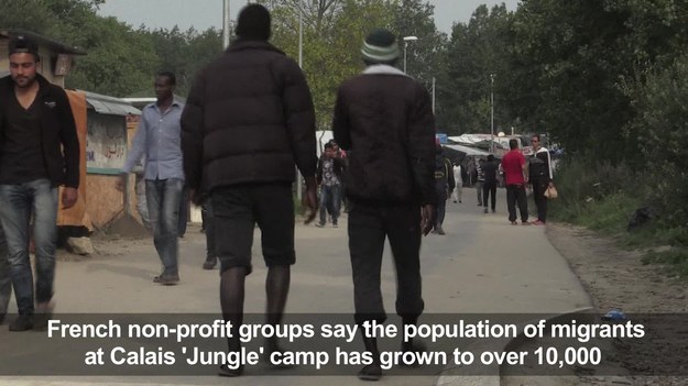 Według wyliczeń organizacji zajmujących się imigrantami w obozie w Calais żyje obecnie ponad 10000 tysięcy osób. 