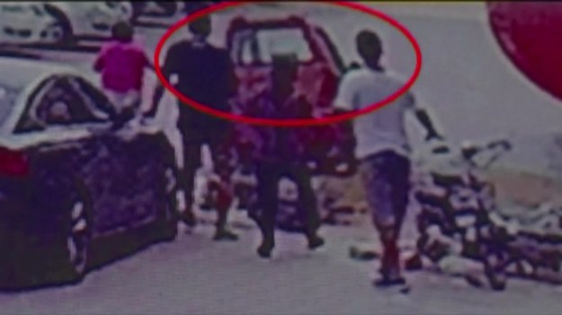 Oto materiał filmowy z kamer monitoringu w chińnskim Hengshui, w prowincji Hebei. Widać na nim mały pojazd, który nagle rusza i jedzie w niekontrolowany sposób w dół drogi, podczas gdy dwie kobiety gonią za nim. Okazało się, że pojazd przez przypadek uruchomił mały chłopczyk, siedzący w środku. Autko zatrzymało się na krawężniku. Na szczęście nikt nie został ranny. 