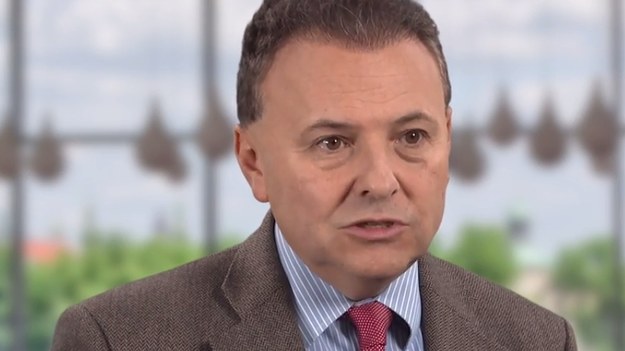 Co trzeci Polak ma ochotę pracować dłużej niż do 65. roku życia. Co ciekawe, niemal tyle samo osób chce przejść na emeryturę wcześniej. Skąd wynika ta niezgodność? Z dostępu do opieki zdrowotnej i profilaktyki. Ci, których stać na prywatne leczenie, patrzą spokojnie w przyszłość. Reszta obawia się, że nie da rady być długo aktywna zawodowo.   

Żyjemy coraz dłużej, ale nie czujemy się na siłach, by dłużej pracować. Główną przyczyną jest nieefektywny system ochrony zdrowia. - Polacy obawiają się, że jeśli będą potrzebowali pomocy, spotkają się z ogromnymi kolejkami do lekarzy czy brakiem dostępu do specjalistów – mówi prof. Witold Orłowski, rektor Akademii Finansów i Biznesu Vistula, ekspert inicjatywy „Głosuję na zdrowie”.