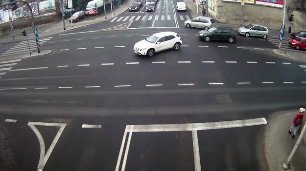 Do tego wypadku doszło w Kaliszu, a całe zdarzenie zarejestrowały kamery miejskiego monitoringu. Kobieta, która szła chodnikiem miała niesamowite szczęście! Nikt nie został poważnie ranny. Zobaczcie, co tam się zdarzyło.