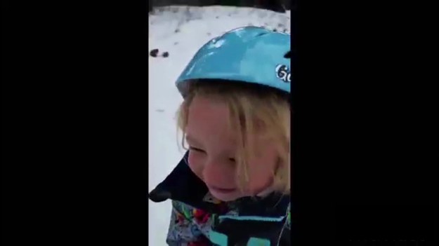 Jego rodzice od lat jeżdżą na snowboardzie. Nic więc dziwnego, że ich 2-letni syn już zakosztował tej przyjemności. I robi to po mistrzowsku!