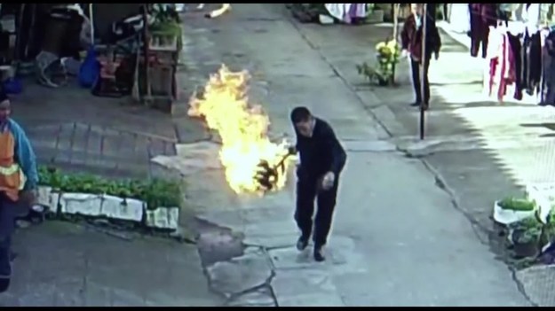 Ten dzielny człowiek przeciąga płonącą butlę gazową w bezpieczne miejsce, aby chronić przebywających w pobliżu ludzi. Dwie osoby, w tym nasz bohater, zostały ranne zanim pojawiła się straż pożarna.