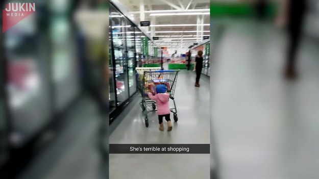 Ta mała dziewczynka uznała, że jest już na tyle duża, że sama może prowadzić sklepowy wózek. Jak to się skończyło?