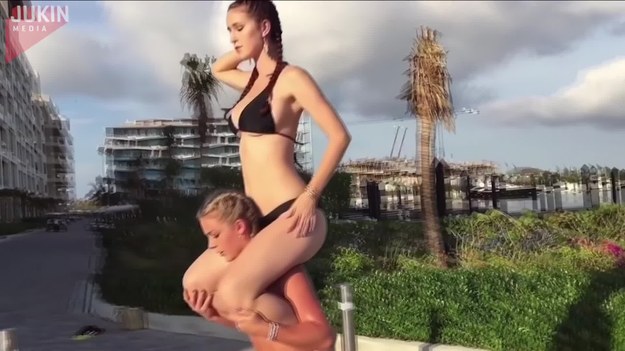 Ta modelka fitness postanowiła założyć seksowny kostium kąpielowy i zaprosić siostrę do swojego rutynowego treningu. Jak wyszło? Musicie to zobaczyć.