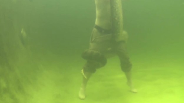 Ten... hmy... śmiałek pływał pod wodą z ogromną 12-metrową anakondą! Pozwolił jej nawet owinąć się wokół jego szyi i tułowia. Charles Wieand jest znany ze swoich ekstremalnych wyczynów, które regularnie publikuje w internecie.