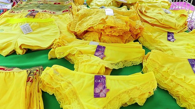 Mieszkańcy Chile w noc sylwestrową wkładają żółtą bieliznę, aby w nowym roku zapewnić sobie miłość i pieniądze.  Jednak zgodnie z tradycją, musi to być koniecznie bielizna otrzymana w prezencie.