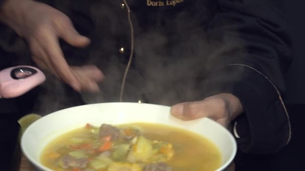 Peruwiańska zupa, to doskonały przepis na proste i smaczne danie. Składniki, których potrzebujemy są znane i powszechnie lubiane. Zupa jest na bazie rosołu wołowego, a jej główne składniki to kolendra, por, seler, marchewka i... dynia! Co ciekawe Peruwiańczycy zazwyczaj jedzą ją w zimowe wieczory.