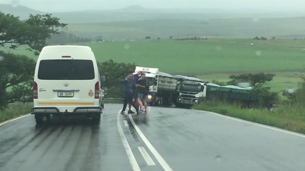 Oto grupa kierowców tańczących w deszczu na środku drogi! Wszyscy opuścili swoje samochody, gdy utknęli w korku. Film bardzo szybko stał się hitem internetu. Nie tylko w RPA.