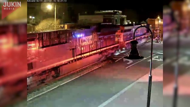 Kierowca tego samochodu utknął na środku torów kolejowych. Nie mógł nic zrobić, więc patrzył z boku, jak jadący pociąg miażdży jego auto...