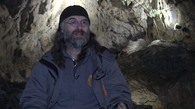Niedaleko Namur w Belgii znajdują się wydrążone w skałach wapiennych jaskinie. Miejsce to wciąż skrywa wiele tajemnic. Archeolog i pasjonat prehistorii, Christian Casseyas, oprowadza zwiedzających po krętych podziemnych korytarzach. To właśnie tu odnaleziono szczątki Neandertalczyka.


Mieszkał tu 40 tysięcy lat temu i był bliskim kuzynem naszego bezpośredniego przodka. Fragmenty jego szkieletu oraz wiele innych kości znalazł w drugiej połowie XIX wieku prekursor paleontologii.