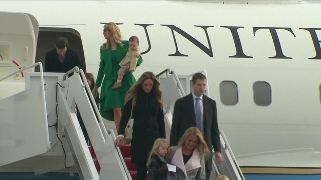 Zaprzysiężenie nowego prezydenta USA: Trump i jego rodzina wylądowali na lotnisku w Waszyngtonie.