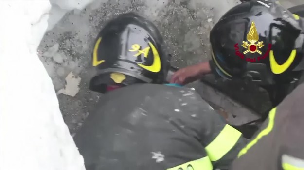 W ruinach hotelu w Abruzji zniszczonego w środę przez lawinę są następni żywi ludzie - ogłosili w piątek strażacy pracujący na miejscu katastrofy. Podali, że tych osób jest około 5. Tę liczbę trzeba potwierdzić - zastrzegli ratownicy.