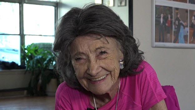 Tao Porchon-Lynch ma 98 lat, wciąż chodzi na obcasach, podróżuje w różne miejsca i jest najstarszą nauczycielką jogi na świecie. Kobieta mieszka na przedmieściach Nowego Jorku i tam prowadzi swoje zajęcia. Sama uczęszcza zaś na zajęcia z tańca towarzyskiego.