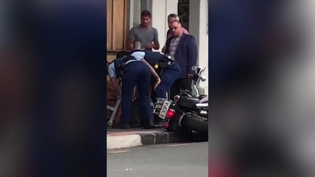 Oto spektakularna akcja policji, która zatrzymała pewnego motocyklistę. Na początku z samochodu wyskoczył jeden funkcjonariusz, ale... potrzebne było wsparcie.