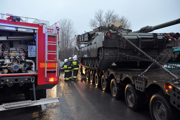 Przewożąca czołg laweta wojsk amerykańskich, zderzyła się z ciężarówkami i busem w Mirosławcu.