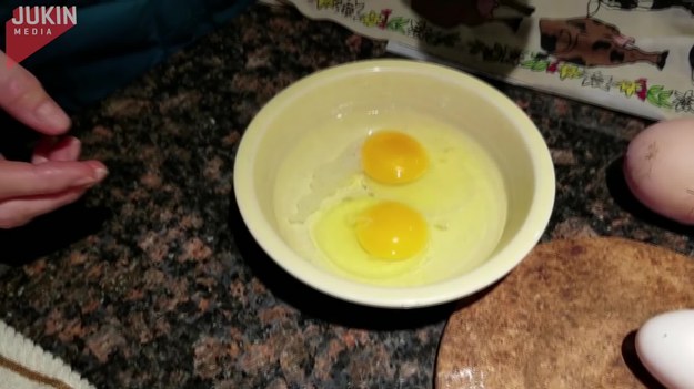 Ci ludzie byli zaskoczeni, gdy ich kura zniosła gigantyczne jajo. Byli jeszcze bardziej zdziwieni, gdy okazało się, że w środku jest... kolejne jajo w skorupce! Jajecznica była solidna.