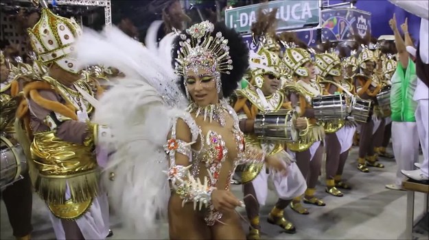 Piękne tancerki na ulicach Rio de Janeiro. To ostatni dzień karnawałowych zabaw. Ten eden z największych i najhuczniejszych karnawałów na świecie co roku przyciąga do miasta ponad milion turystów, którzy przyjeżdżają, aby zobaczyć  na żywo tancerzy występujących na ogromnych sambodromach. Zobaczcie i wy.