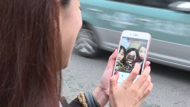 „Selfie” – symbol ery smartfonów. Ale w Chinach zrobienie zdjęcia to dopiero początek… Młode Chinki korzystają ze specjalnej aplikacji, która w profesjonalny sposób modeluje twarze, usuwa niedoskonałości i poprawia sylwetkę! Darmowa aplikacja jest dostępna również w Polsce.