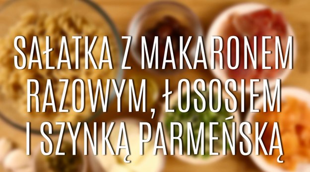 Sałatki z makaronami cieszą się coraz większym powodzeniem również w Polsce. Dzięki temu są jeszcze bardziej sycące, a dzięki użyciu razowego makaronu - również zdrowe! Jeśli szukacie wyszukanego smaku sałatki, spróbujcie naszego przepisu na makaronową sałatkę z łososiem i szynką parmeńską - będziecie zachwyceni jej smakiem!