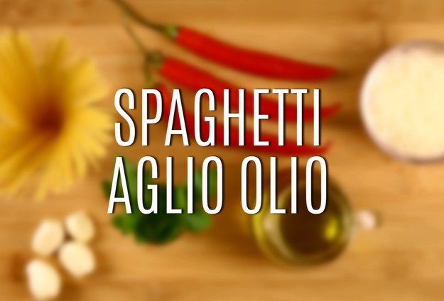 Przepis na spaghetti Aglio olio to wyborna propozycja dla wszystkich, którzy lubią dania proste, tanie, szybkie, bez zbędnych dodatków, które zaburzają pyszny smak pasty. Wystarczy tylko kilka prostych składników, parę chwil i gotowe - Aglio olio ląduje na talerzu. Zobaczcie nasz przepis na szybkie i tanie spaghetti Aglio olio!