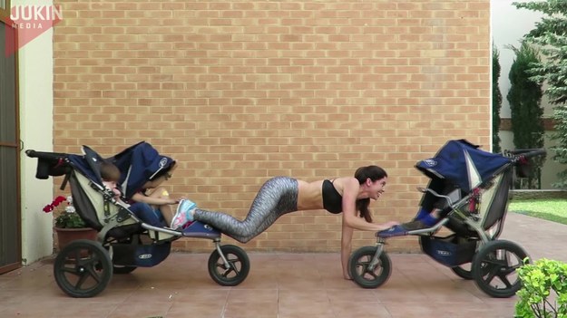 Ta mama dwójki dzieciaków uwielbia ćwiczyć. O kondycję dba w każdy możliwy sposób. Do ćwiczeń wykorzystuje np. wózki ze swoimi pociechami. Rewelacja.