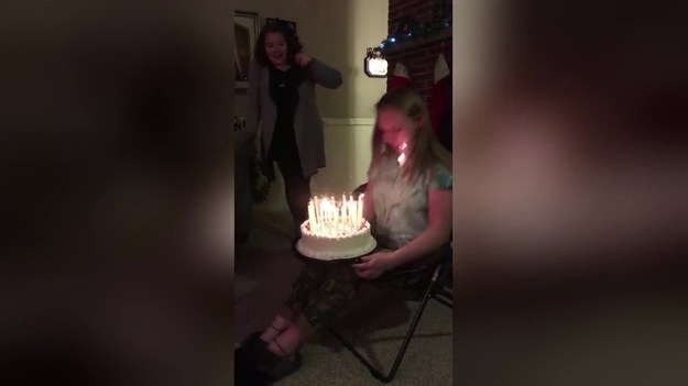 Zabawny film, na którym kobieta otrzymuje swój urodzinowy tort. Niestety, gdy  próbuje zdmuchnąć świeczki, zapalają się jej włosy. A to nie koniec kłopotów. Dodam tylko, że nikomu nic się nie stało.