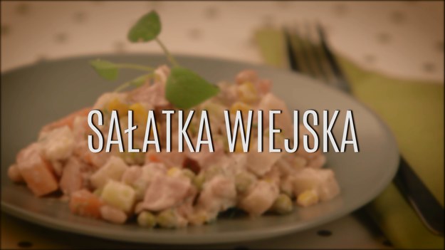 Przepis na sałatkę wiejską to powrót do dzieciństwa - właśnie takie często pojawiały się na polskich stołach przy okazji przeróżnych uroczystości rodzinnych. Sprytne połączenie drobiowej kiełbaski z kolorowymi warzywami, a wszystko skąpane w delikatnym majonezie o lekkiej czosnkowej nucie - to prosta, ale przepyszna propozycja dla wszystkich, którzy szukają tradycyjnych smaków polskiej kuchni i przepisów na sycące sałatki. Poznajcie nasz przepis na sałatkę wiejską - zrobicie ją w parę chwil!