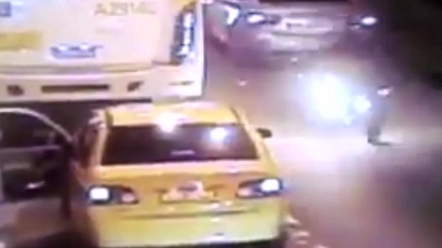 Szybka reakcja kierowcy autobusu pozwoliła uniknąć katastrofy w ruchliwym tunelu w Rio de Janeiro. Doszło tam do wypadku z udziałem motocyklisty, którego pojazd zaczął płonąć. W ciągu kilkunastu sekund stał się ognistą kulą. Na nagraniu z kamer przemysłowych widać, jak nieustraszony kierowca autobusu - Raphael Neves Teixeira - narażając własne życie, wybiega z gaśnicą i ratuje płonącego już motocyklistę. Potem gasi palący się motor, żeby nie narażać innych kierowców w tunelu.