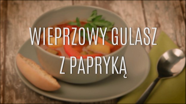 Przepis na wieprzowy gulasz z papryką jest tylko pozornie podobny do węgierskich gulaszów. To wyjątkowa propozycja dla wszystkich, którzy uwielbiają sycące, wyraziste w smaku domowe potrawki, które na długo pozostawią uczucie nasycenia, ale i przyjemny, mocny posmak. Nasz przepis na wieprzowy gulasz z papryką to genialne połączenie kruchego mięsa, pomidorów, fasoli i ziemniaków, a także innych aromatycznych warzyw i przypraw.
