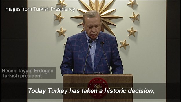 W niedzielnym referendum w Turcji zwyciężyli zwolennicy prezydenckiego system rządów, który zastąpi dotychczasowy system parlamentarny. Za zmianami opowiedziało się o 1,25 mln więcej głosujących - poinformował szef Najwyższej Komisji Wyborczej, Sadi Guven.