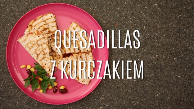 Quesadilla to tradycyjna potrawa kuchni meksykańskiej, która coraz śmielej wchodzi również na polskie stoły! Najprostsza wersja składa się z tortilli zrobionej z kukurydzy, którą nadziano serem, jednak często można spotkać quesadille z przeróżnymi nadzieniami. My przygotowaliśmy przepis na quesadille z kurczakiem - to sycąca i zdrowa propozycja na urozmaicenie swojego codziennego menu. W parę chwil przygotujecie pyszną przekąskę, która dobrze smakować będzie i na ciepło, i na zimno!