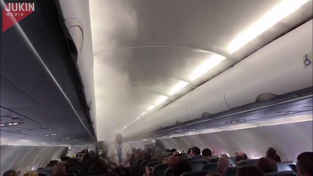 Pasażerowie tego samolotu byli zdezorientowani i przerażeni, gdy zobaczyli dziwną mgiełkę, przedostającą się na pokład. Na szczęście, szybko zostali uspokojeni, że to  wilgotne powietrze w Cancun miesza się z powietrzem w samolocie, powodując "dym".