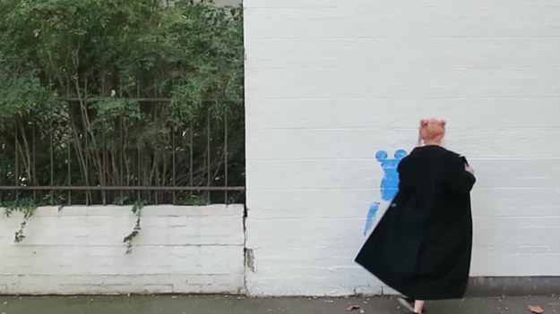 Dwójka artystów - 27-letni Mik Shida i 21-letnia Zheani Sparkes - pozostawiają po sobie unikalne dzieła sztuki. Dziewczyna maluje swoje nagie ciało farbą, a potem odciska je na ścianach i murach australijskiego Melbourne.