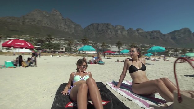 Ponad 200 osób wzięło udział w Mannequin Challenge na plaży w Camps Bay w Kapsztadzie, w Republice Południowej Afryki. Gdy aparat fotograficzny przemieszcza się po malowniczej plaży, widać dorosłych i dzieci robiących dosłownie wszystko: od selfie i opalania do gry w tenisa, akrobacji i całowania. Film wcale nie kończy się na plaży. Zobaczcie koniecznie.