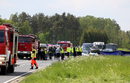 Opel zderzył się z jadącym z naprzeciwka autokarem, wiozącym turystów z Niemiec. Kierowca samochodu osobowego zginął.