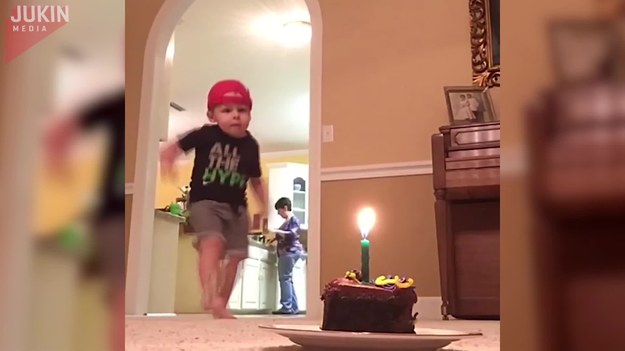 Ten uroczy dzieciak lubi żonglować małą piłką. Tym razem użył jej do... zgaszenia świeczki na torcie. Jak poszło?