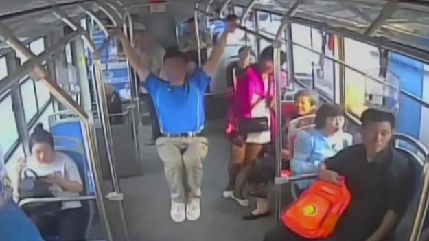 W Chinach pojawił się zaskakujący film z mężczyzną, który uprawia gimnastykę w... jadącym autobusie. Może każdy powinien tego spróbować?