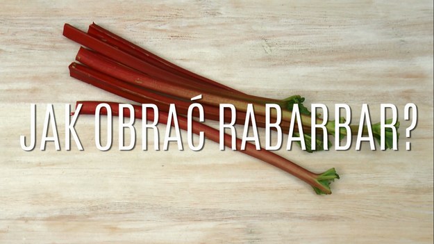 Rabarbar - wyborna roślina, której pojawienie się na stołach zwiastuje pełnię wiosny! Łodyżki rabarbaru, rosnące nawet do dwóch metrów wysokości, mają niesamowity, kwaśny smak, który idealnie nadaje się do przyrządzania domowych kompotów, które świetnie gaszą pragnienie, a także ciast, które - dzięki naturalnej kwaskowości rabarbaru - nigdy nie będą zbyt słodkie! Rabarbar świetnie sprawdza się również na surowo, jako zdrowa przekąska dla wszystkich. Przed spożyciem trzeba do jednak obrać i wielu z nas nie bardzo wie, jak się do tego zabrać. Przygotowaliśmy więc krótki poradnik, jak szybko i sprawnie obierać rabarbar.