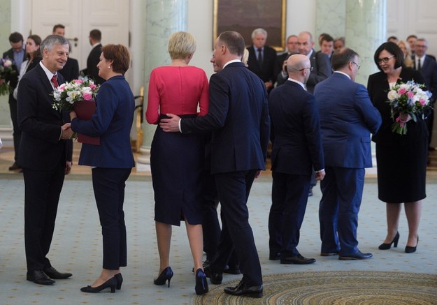 Subtelne oznaki miłości Andrzeja Dudy i Agaty Kornhauser-Dudy podczas uroczystości powołania nowych ministrów w Kancelarii Prezydenta.