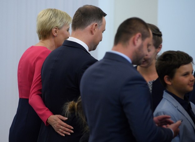 Subtelne oznaki miłości Andrzeja Dudy i Agaty Kornhauser-Dudy podczas uroczystości powołania nowych ministrów w Kancelarii Prezydenta.