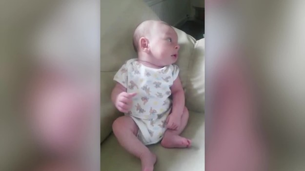 Uroczy filmik z niemowlęciem, które leży sobie na kanapie. Nagle zaczyna kichać i... Musicie zobaczyć, co się wydarzyło.