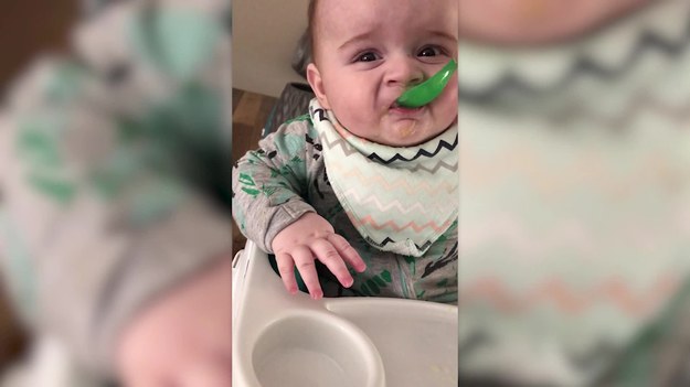 Ten półroczny chłopiec właśnie zaczyna swoją przygodę z jedzeniem, które nie jest mlekiem. Na początek troszkę "smacznej" papki ze słoiczka. Mina malucha... bezcenna. 